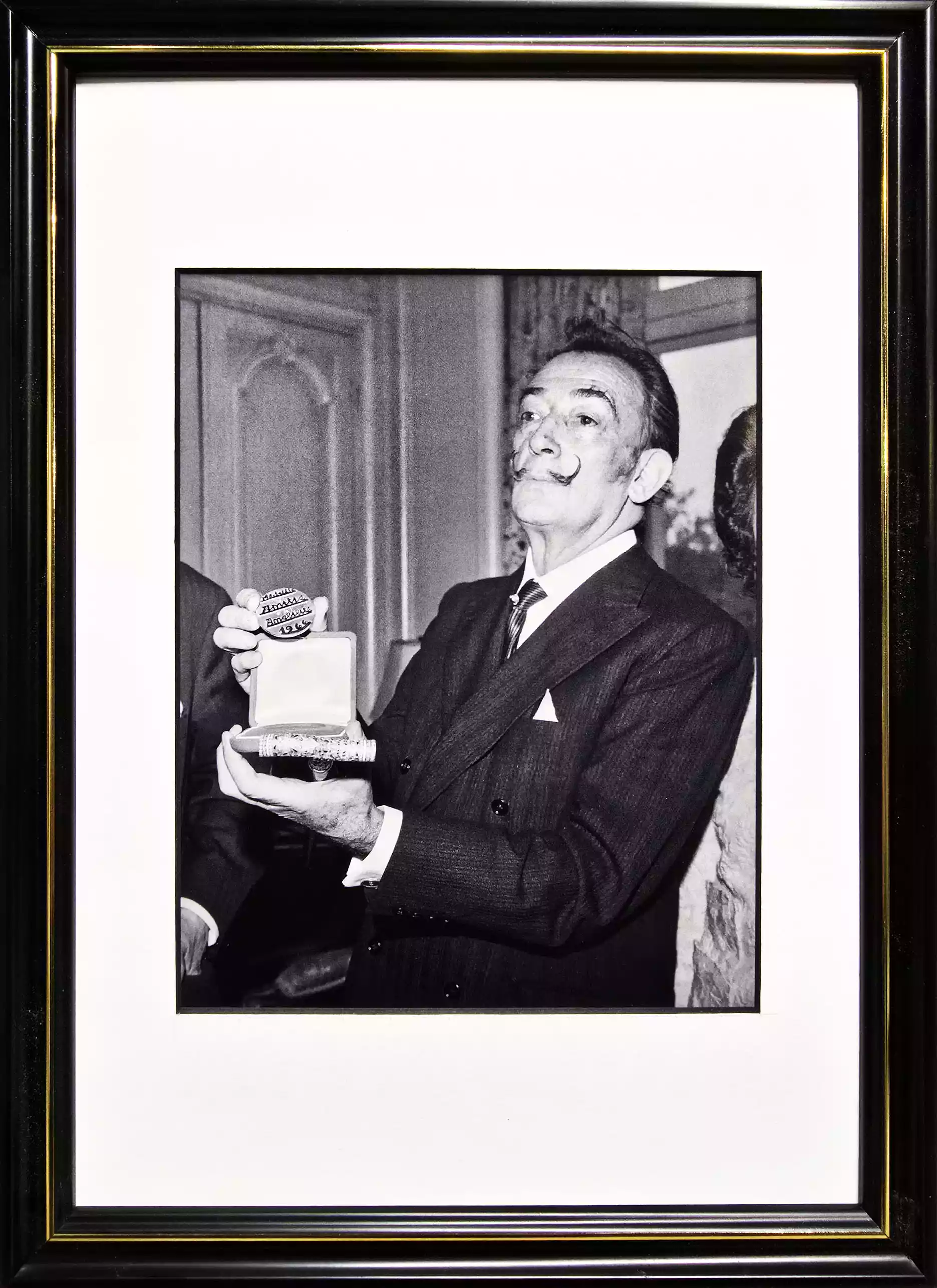 Zdjęcie obrazu Salvador Dali after receiving a medal for 'friendship and courtesy', 1966. Old Photo - Artysta nieznany. Foksal17 - Galeria Sztuki w Warszawie.